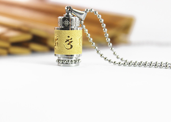 Chine Rétro six or sanscrits de l'amulette 18K de collier bouddhiste tibétain de symbole de mots plaqués fournisseur