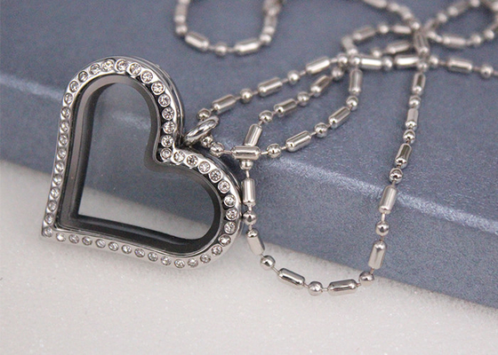 Chine Style de mode de taille adapté aux besoins du client par collier en forme de coeur en cristal de pendentif d'amour de diamant fournisseur