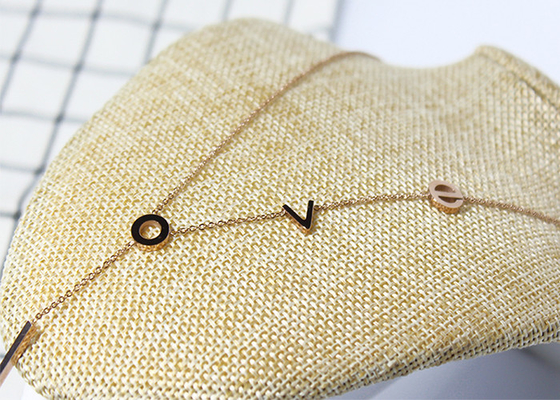 Chine Colliers de l'amour des femmes d'acier inoxydable, collier décoratif de manuscrit d'amour fournisseur
