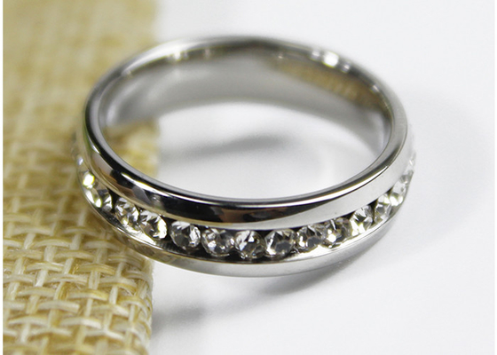 Chine Anneau en cristal d'acier inoxydable de bijoux de Zircon de l'engagement 5mm pour des filles fournisseur