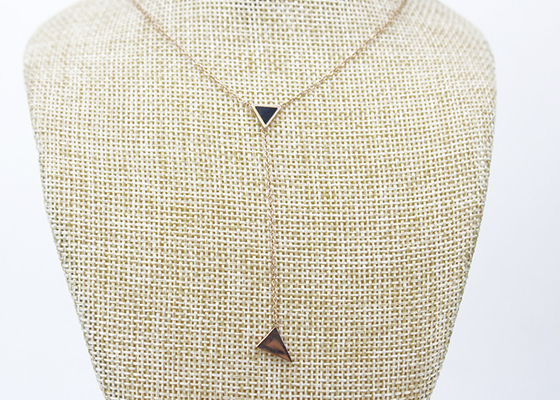 Chine Bijoux pendants d'émail de noir de collier formés par triangle savoureuse d'acier inoxydable fournisseur