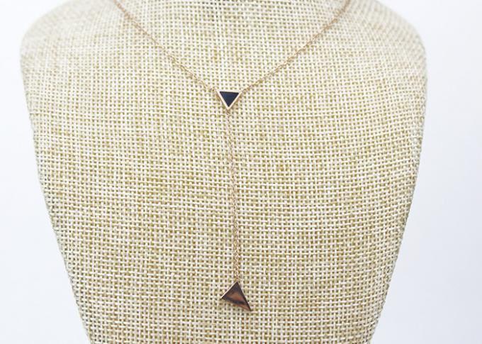 Bijoux pendants d'émail de noir de collier formés par triangle savoureuse d'acier inoxydable