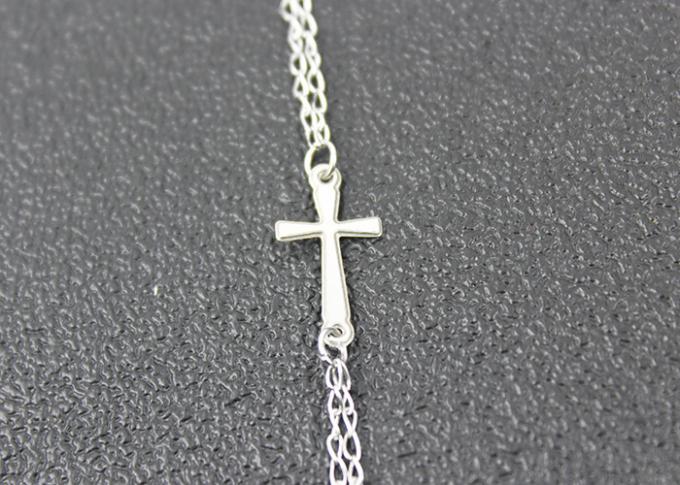Bijoux argentés catholiques de fantaisie de croix de Jésus de couleur avec la longue perle faite main