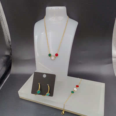 Les dernières boucles d'oreilles en acier inoxydable de couleur or, collier, bracelet avec coquille verte pour dame