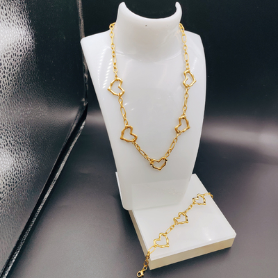 Des boucles d'oreilles en acier inoxydable, un collier, un bracelet pour femme