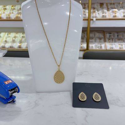 Les boucles d'oreille gracieuses de collier de larme de la CZ d'or ont placé le charme de bal d'étudiants de demoiselle d'honneur de jeunes mariées