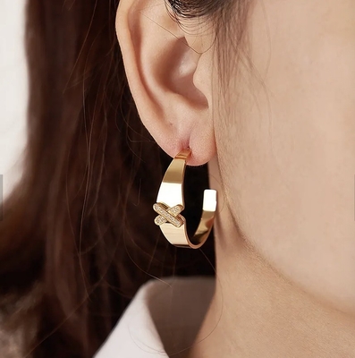 Le zircon mignon de boucles d'oreille de Huggie de boucles d'oreille d'ORAZIO Stainless Steel Women Hoop a marqueté