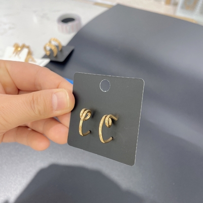 Boucle d'oreille hypoallergénique de style simple pour une sophistication simple