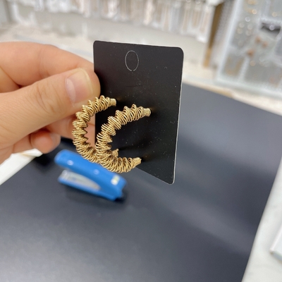 Boucle d'oreille hypoallergénique de style simple pour une sophistication simple