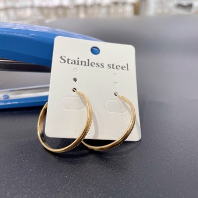 Boucle d'oreille hypoallergénique de style simple pour une sophistication simple